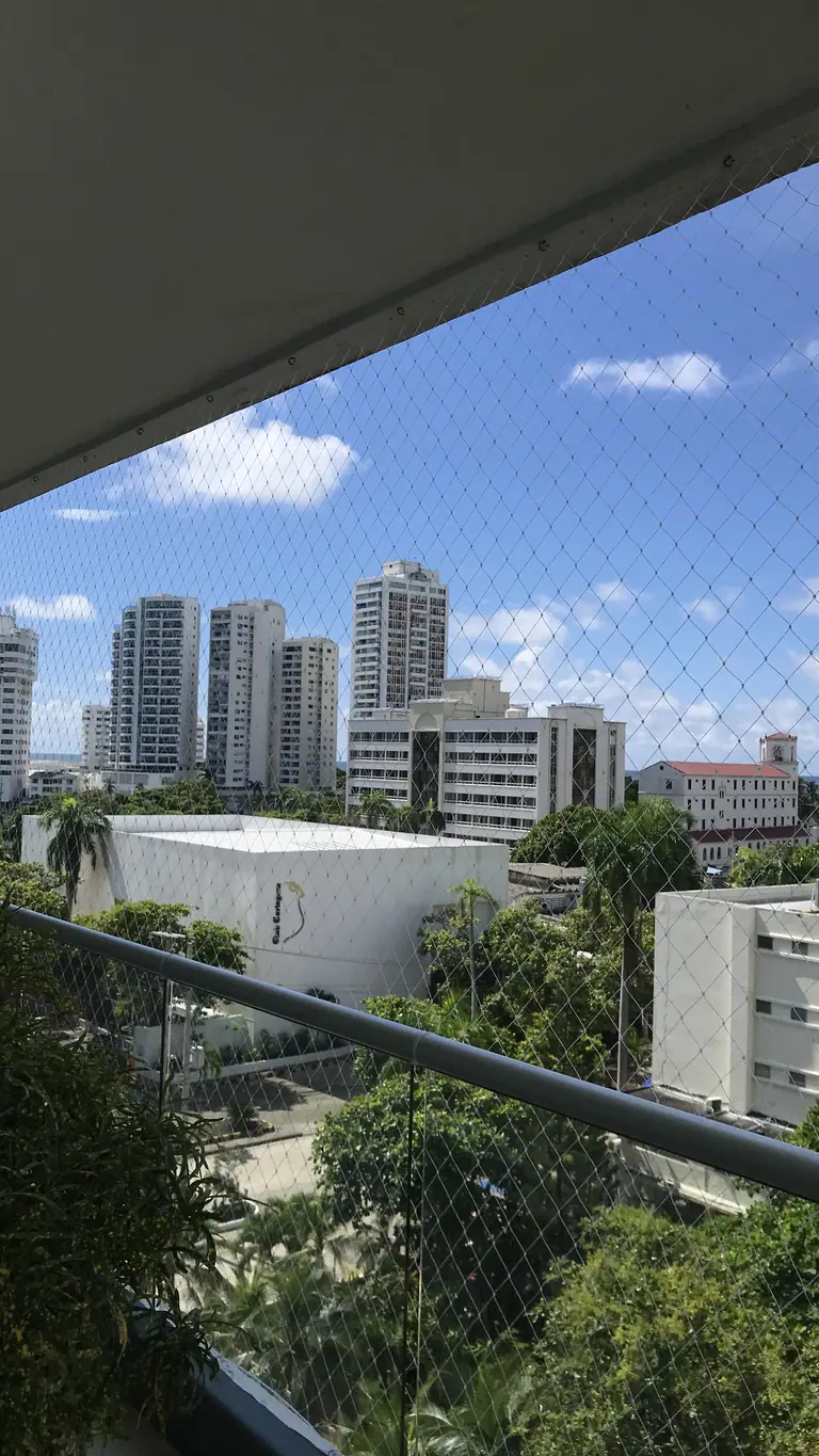 Balcón alto en Cartagena con malla de seguridad instalada