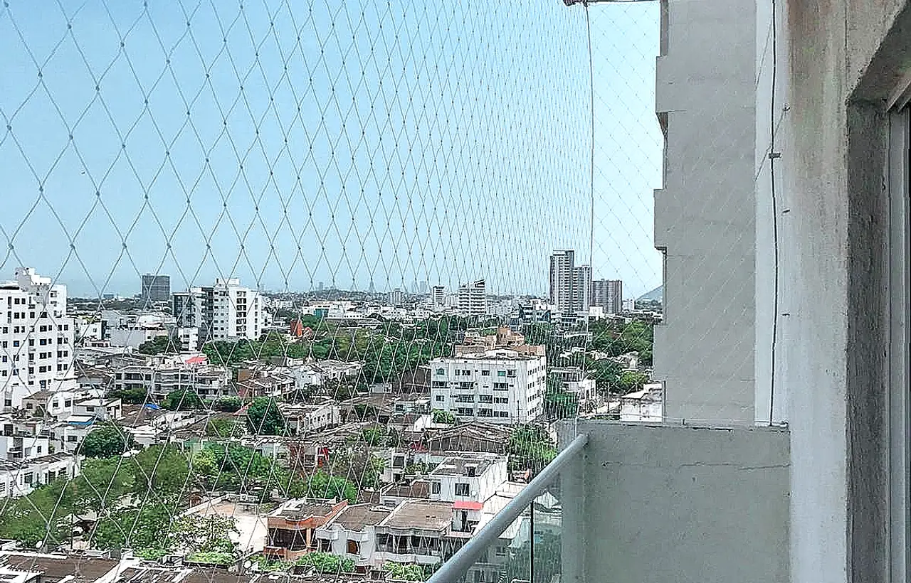 Balcón alto con malla de seguridad instalada